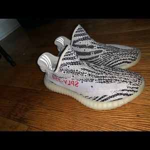 YEEZY 350 size 8 I have shoe strings to shoes